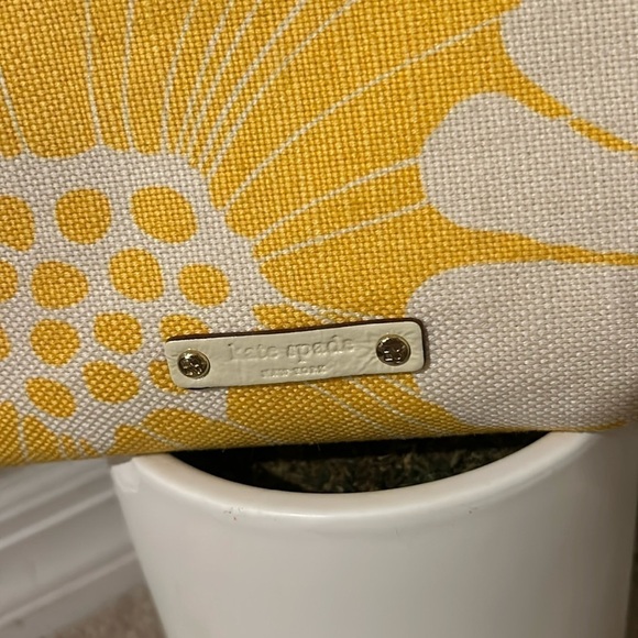 🌻Kate Spade Bloomington canvas sunflower clutch NWT - Picture 2 of 4